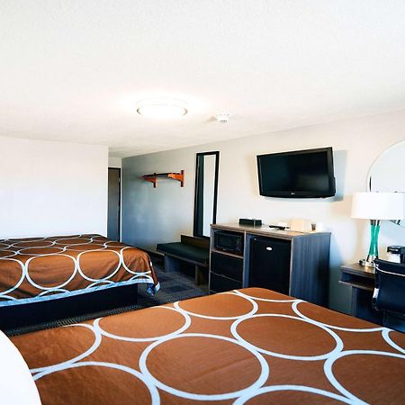 Super 8 By Wyndham Pueblo Hotel Bagian luar foto