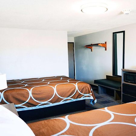 Super 8 By Wyndham Pueblo Hotel Bagian luar foto