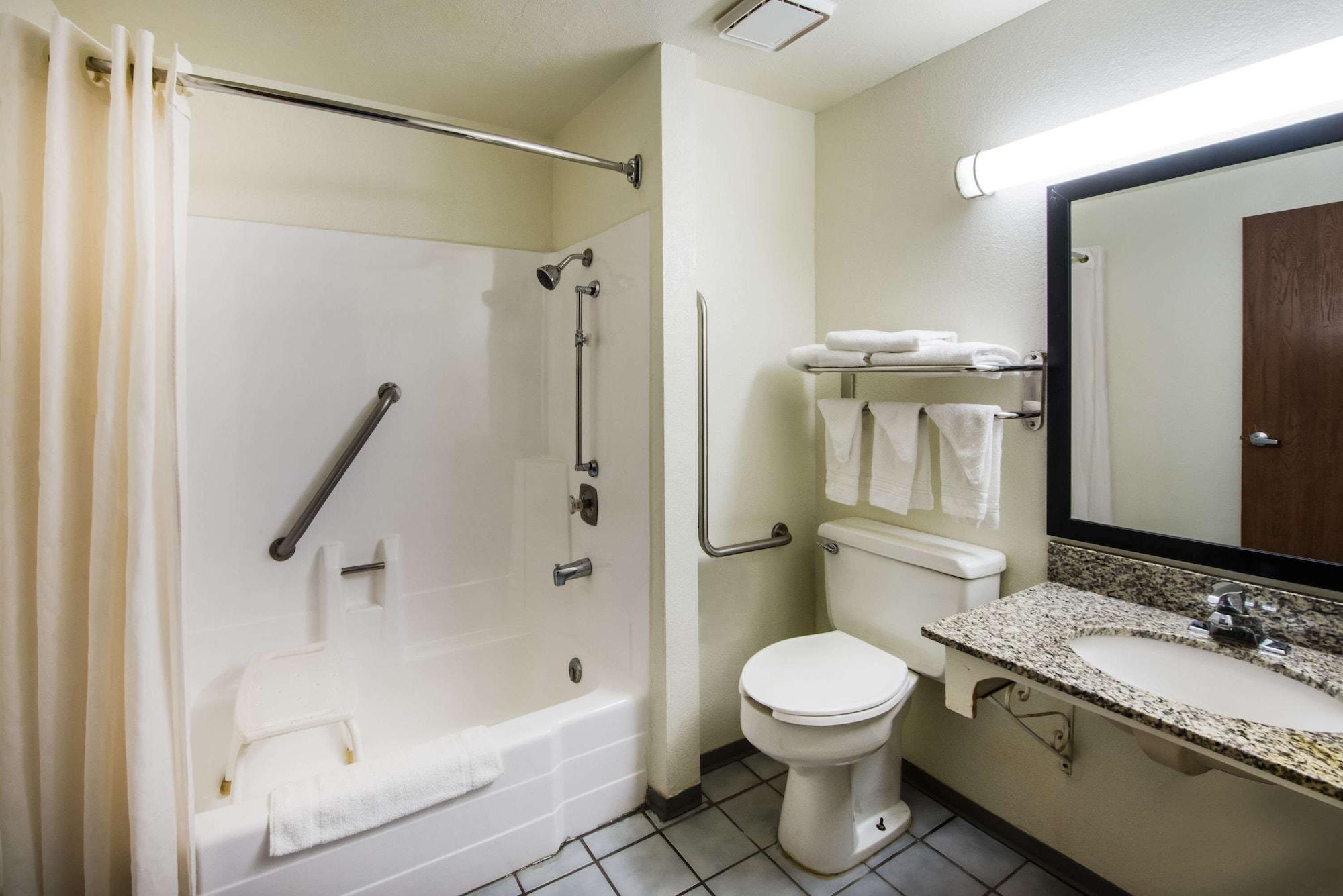 Super 8 By Wyndham Pueblo Hotel Bagian luar foto