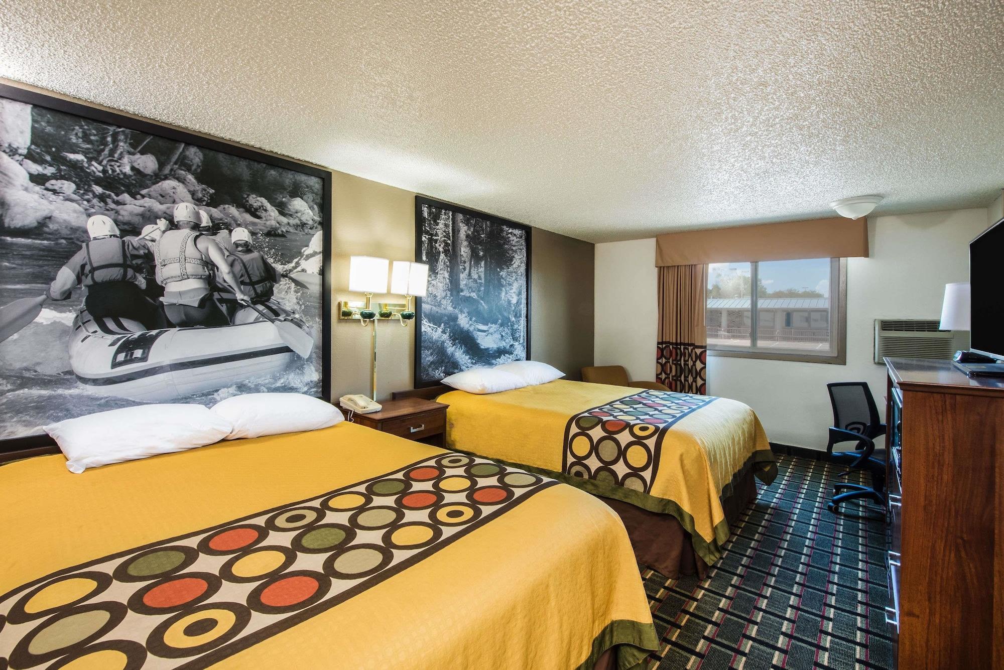 Super 8 By Wyndham Pueblo Hotel Bagian luar foto