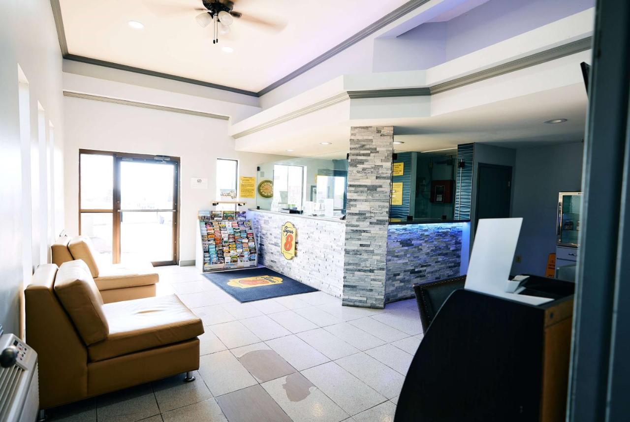 Super 8 By Wyndham Pueblo Hotel Bagian luar foto