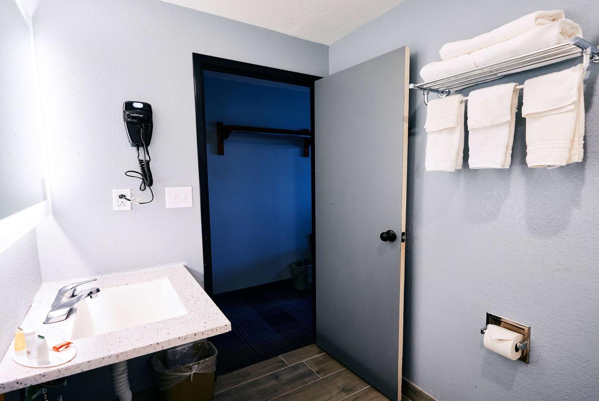 Super 8 By Wyndham Pueblo Hotel Bagian luar foto