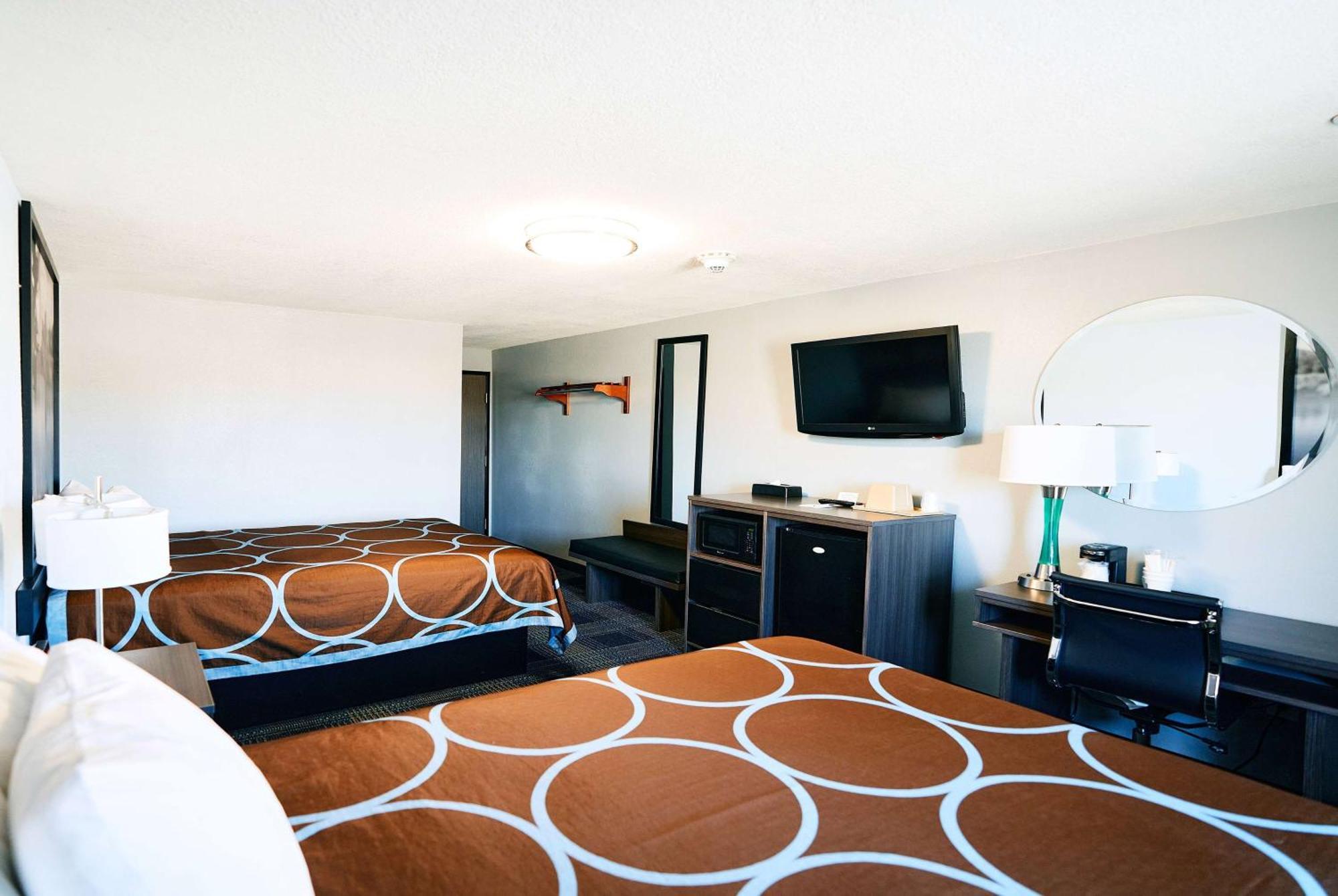 Super 8 By Wyndham Pueblo Hotel Bagian luar foto