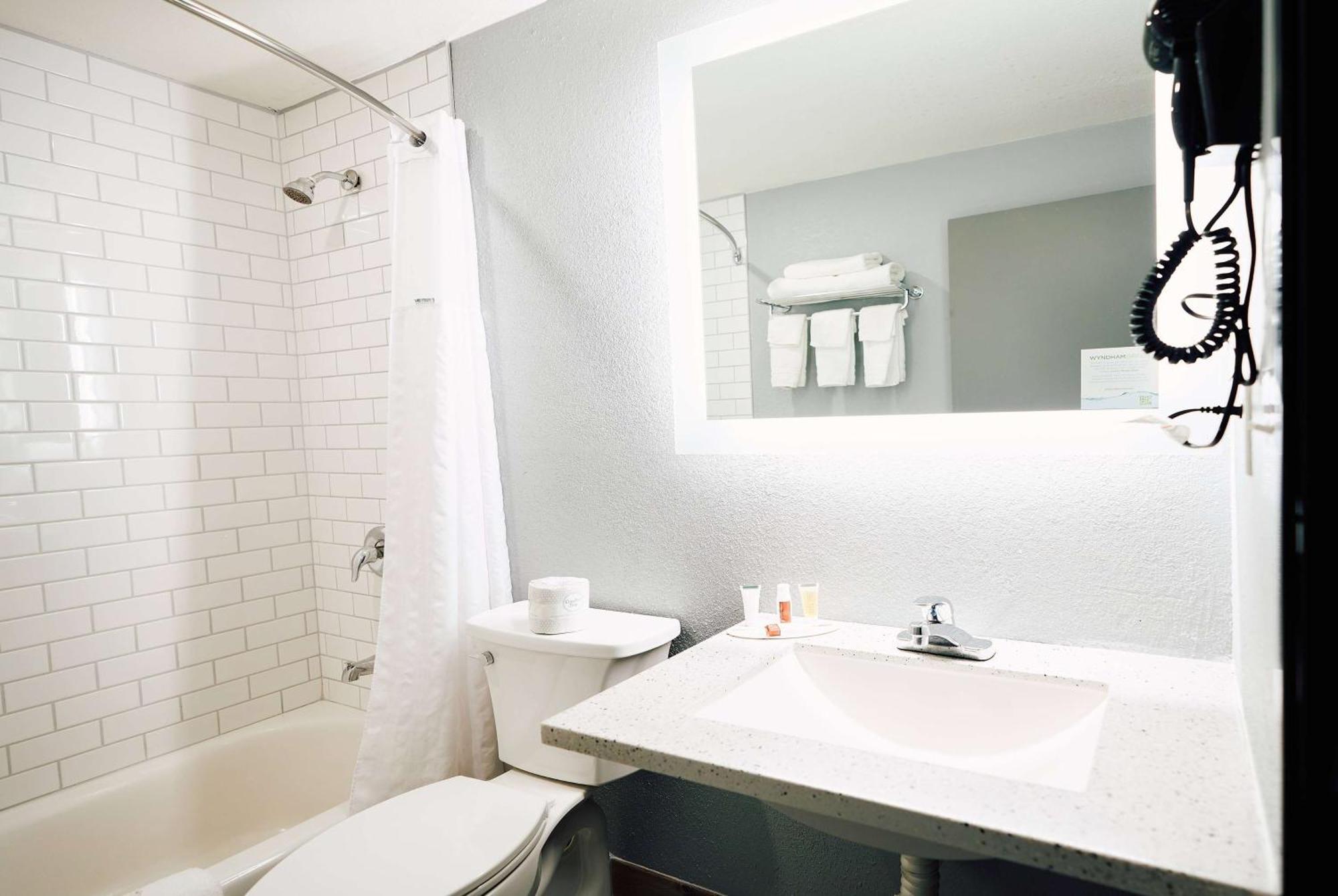 Super 8 By Wyndham Pueblo Hotel Bagian luar foto