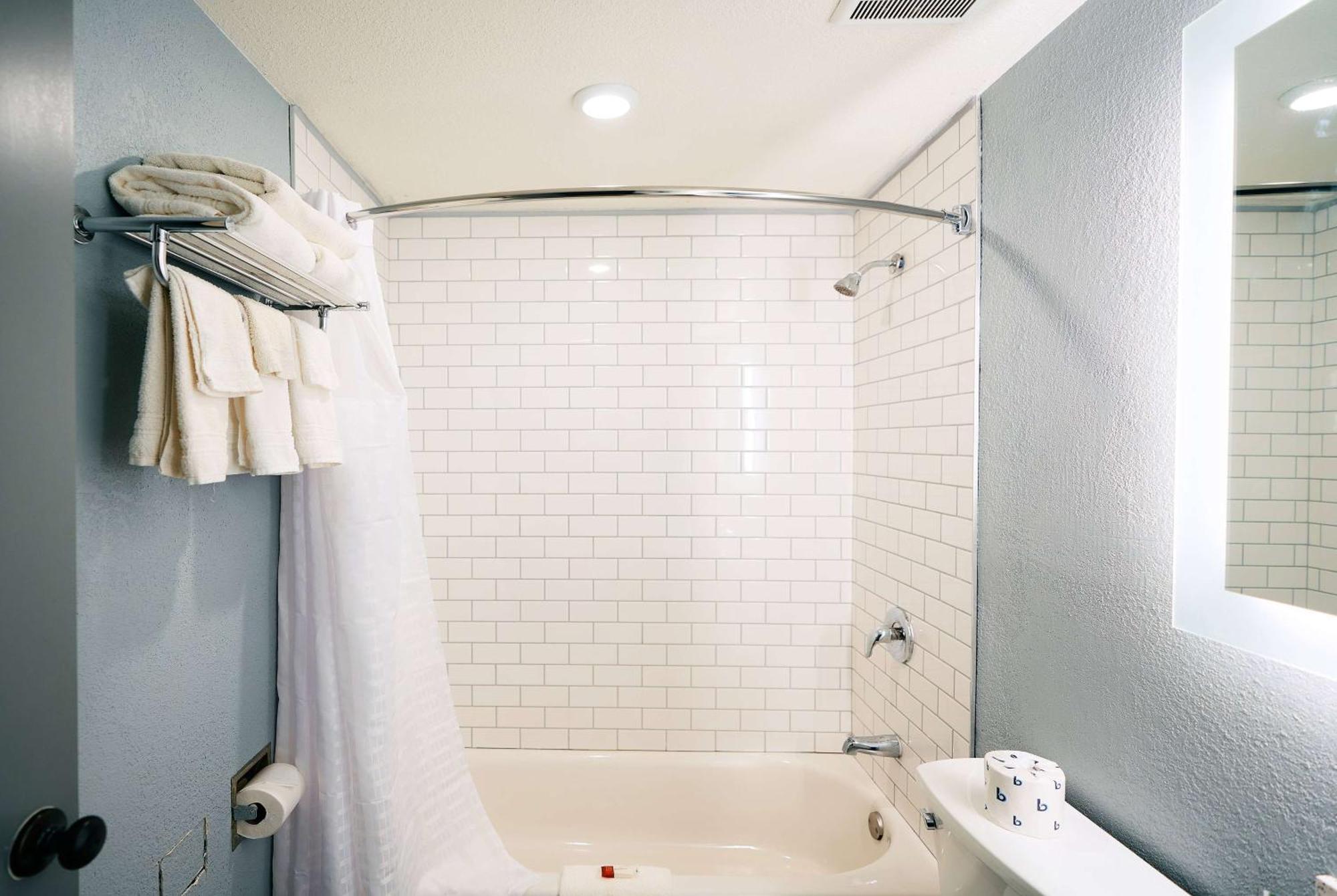 Super 8 By Wyndham Pueblo Hotel Bagian luar foto