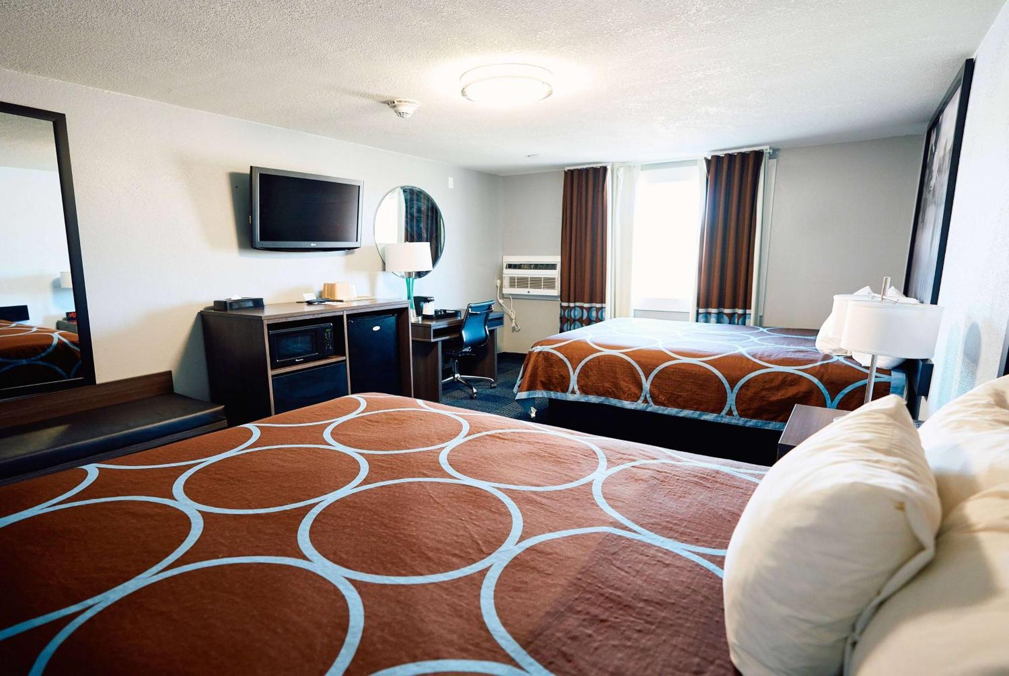 Super 8 By Wyndham Pueblo Hotel Bagian luar foto