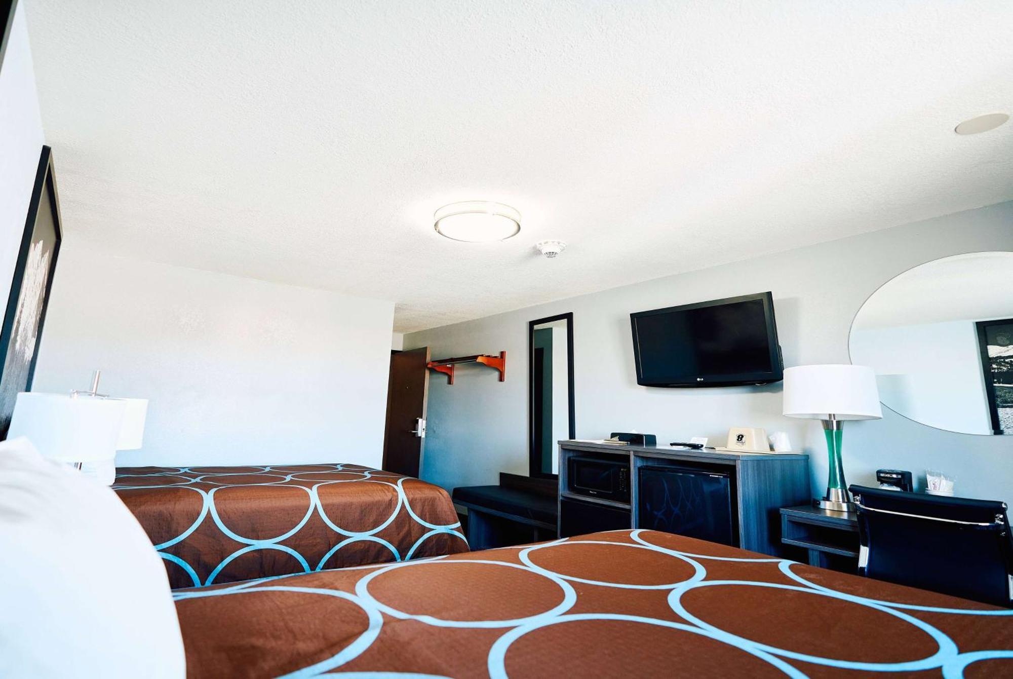 Super 8 By Wyndham Pueblo Hotel Bagian luar foto