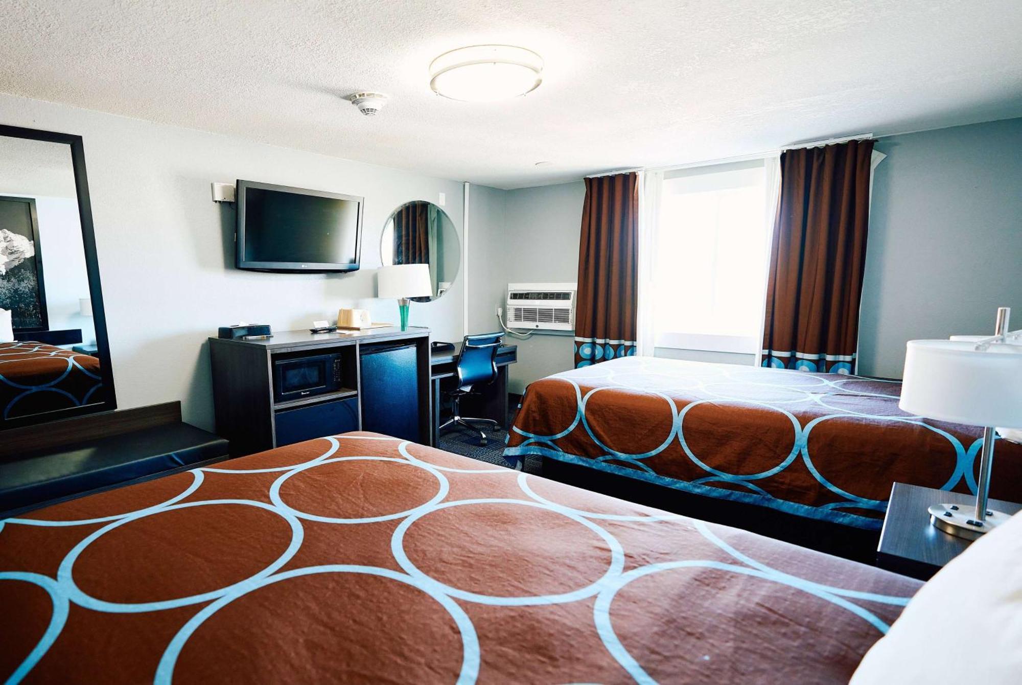 Super 8 By Wyndham Pueblo Hotel Bagian luar foto