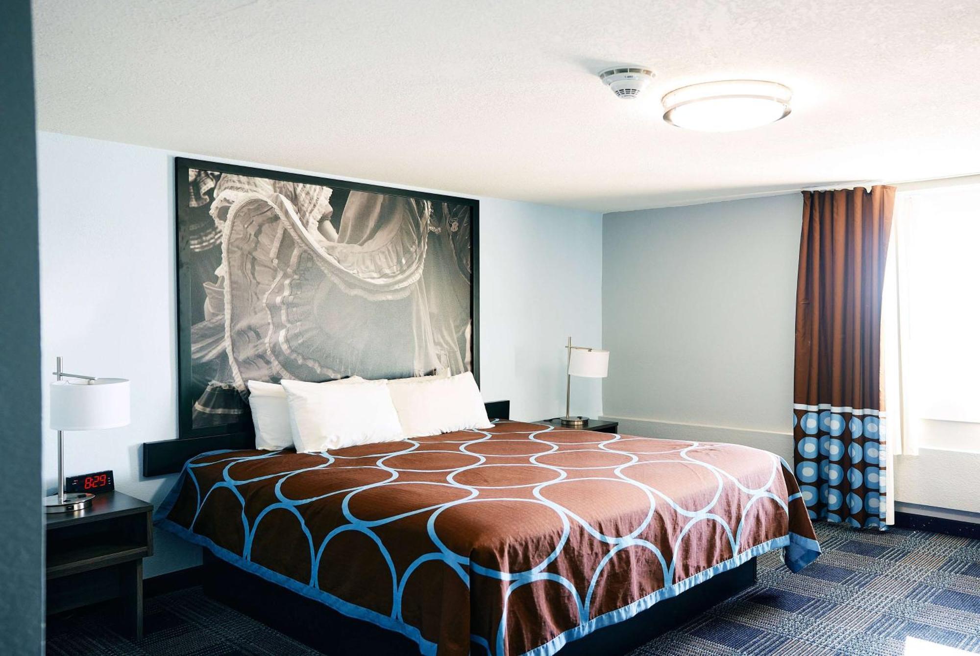 Super 8 By Wyndham Pueblo Hotel Bagian luar foto