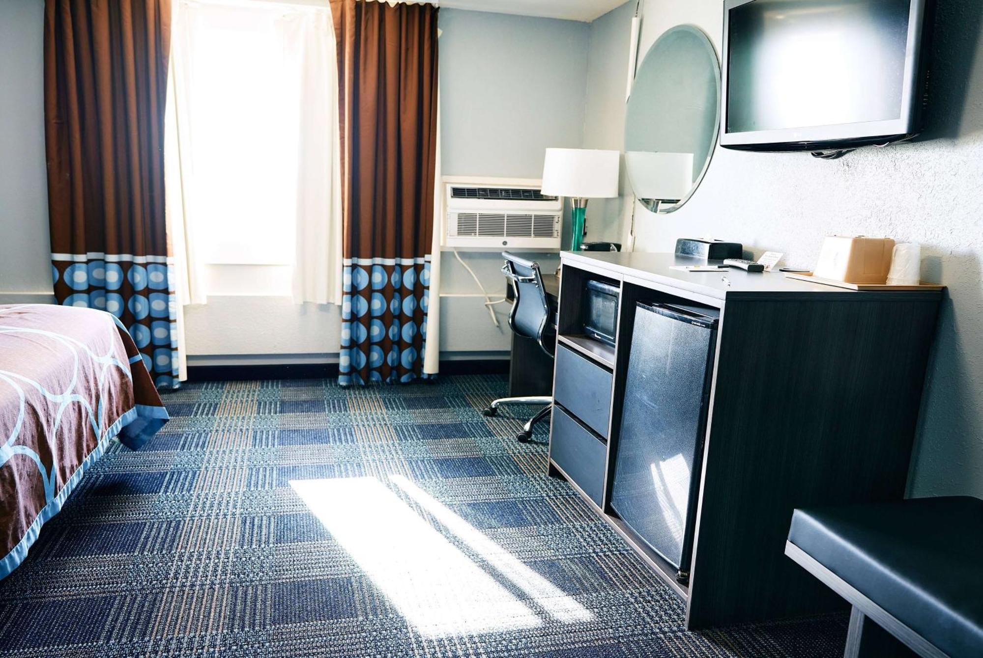 Super 8 By Wyndham Pueblo Hotel Bagian luar foto