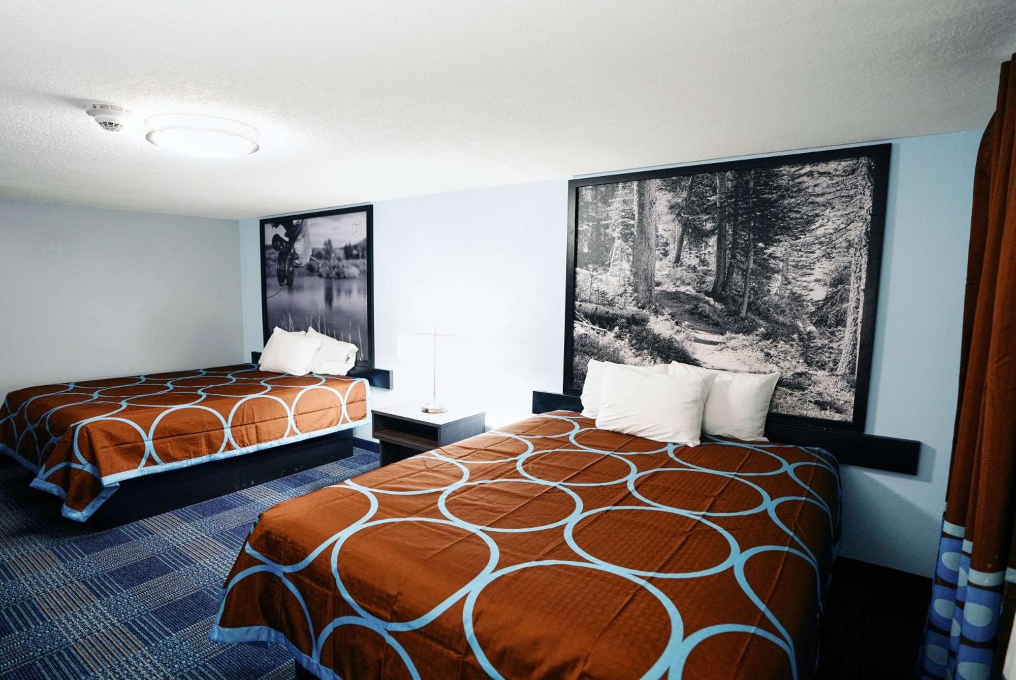 Super 8 By Wyndham Pueblo Hotel Bagian luar foto
