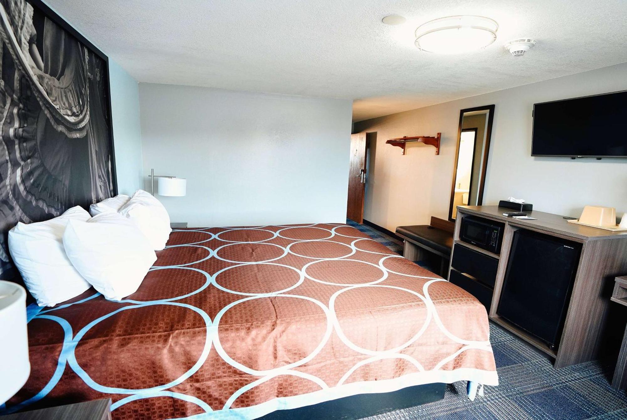 Super 8 By Wyndham Pueblo Hotel Bagian luar foto