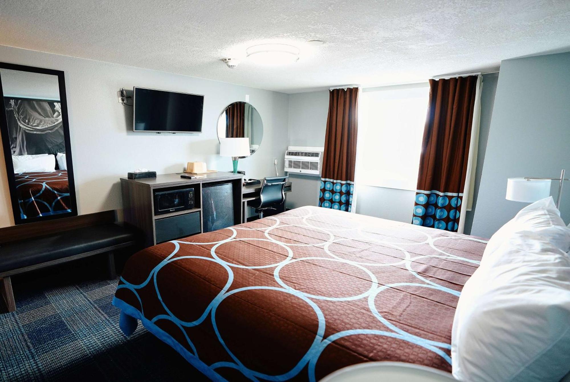Super 8 By Wyndham Pueblo Hotel Bagian luar foto