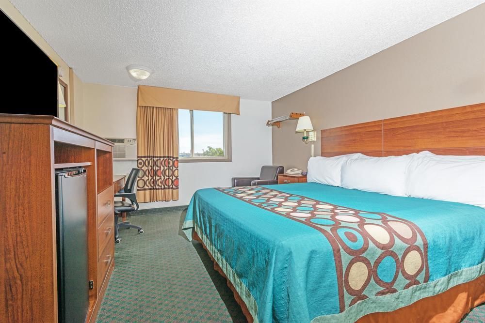 Super 8 By Wyndham Pueblo Hotel Bagian luar foto