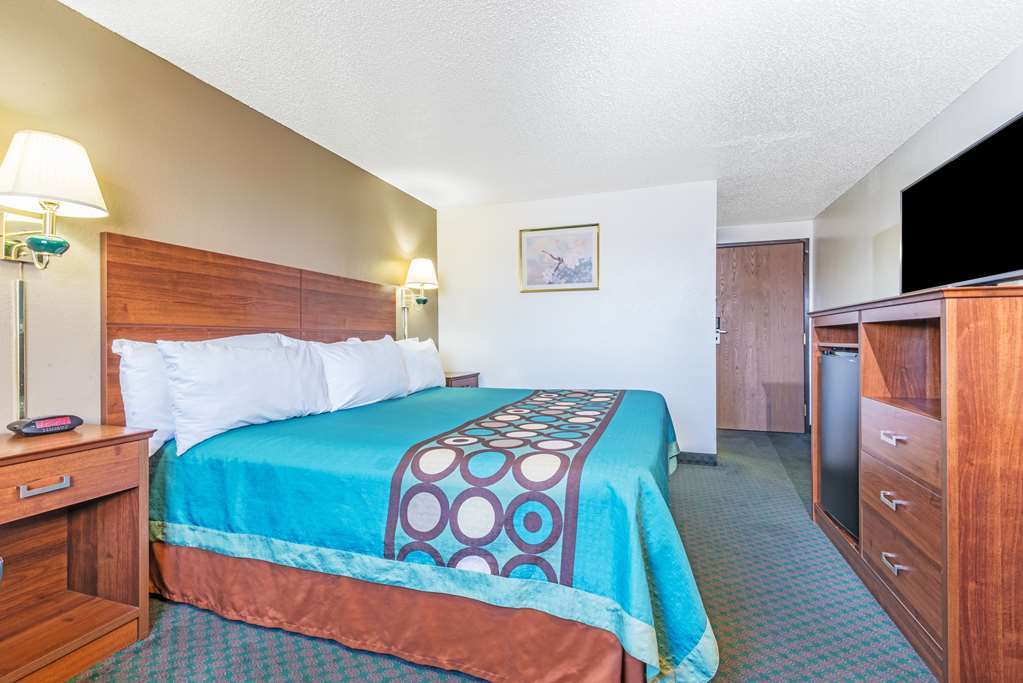 Super 8 By Wyndham Pueblo Hotel Ruang foto