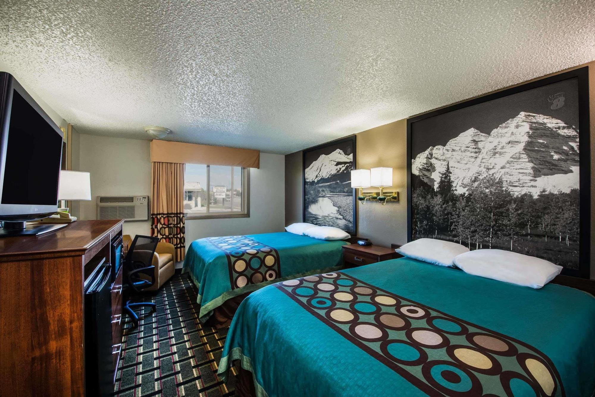 Super 8 By Wyndham Pueblo Hotel Bagian luar foto