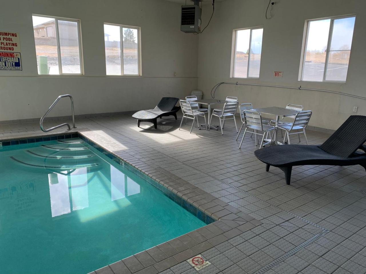 Super 8 By Wyndham Pueblo Hotel Bagian luar foto