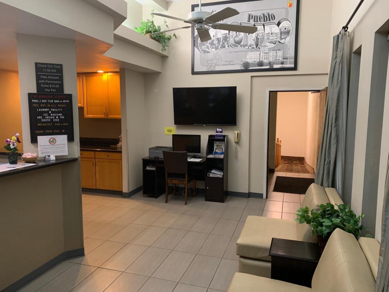 Super 8 By Wyndham Pueblo Hotel Bagian luar foto