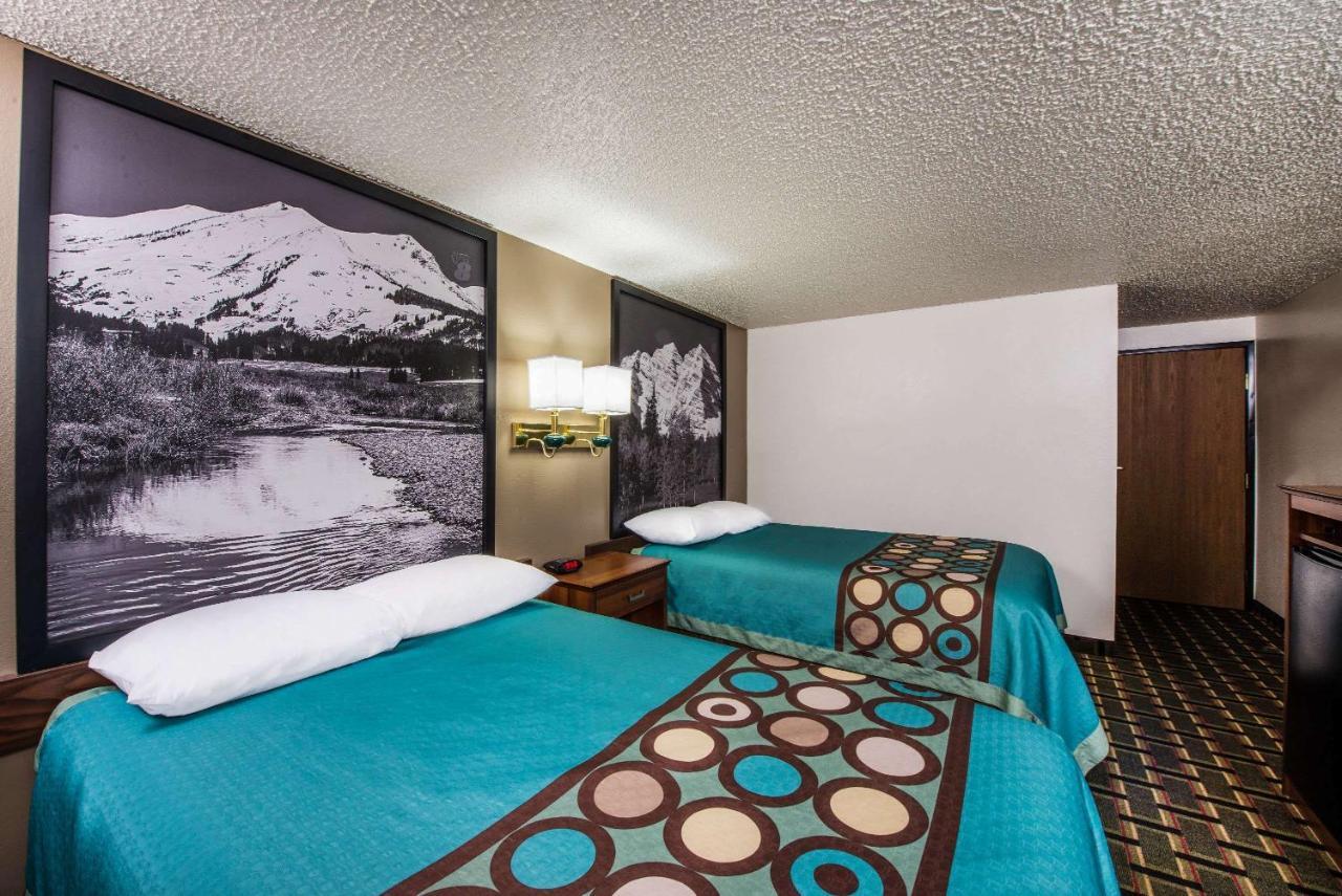 Super 8 By Wyndham Pueblo Hotel Bagian luar foto
